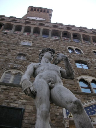 Pallazzo Vecchio with David in the foreground